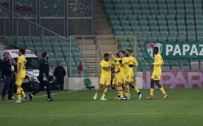 Spor Toto 1. Lig: Bursaspor: 1 - İ̇stanbulspor: 3 (İ̇lk Yarı Sonucu)