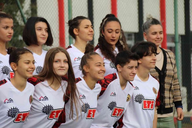 Eskişehirspor’da Artık Kadınlar Da Sahaya Çıkacak