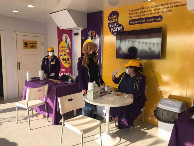 Üsküdar’da ‘Sağlıklı Böbrek Sağlıklı Hayat’ Tırında Hızlı İdrar Ve Kan Testi