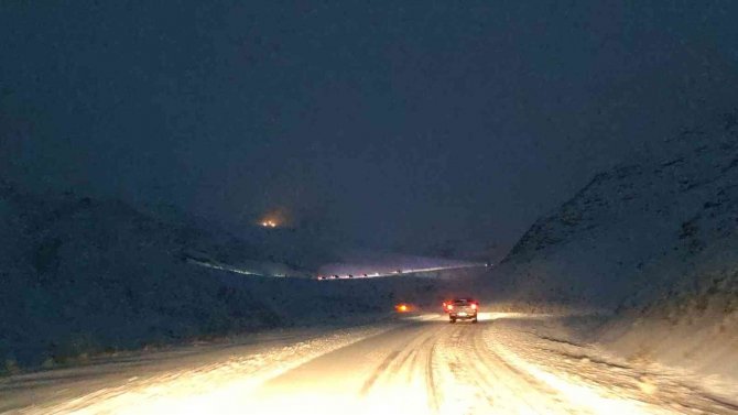 Van-bahçesaray Yolunda Kar Yağışı Sürücülere Zor Anlar Yaşattı