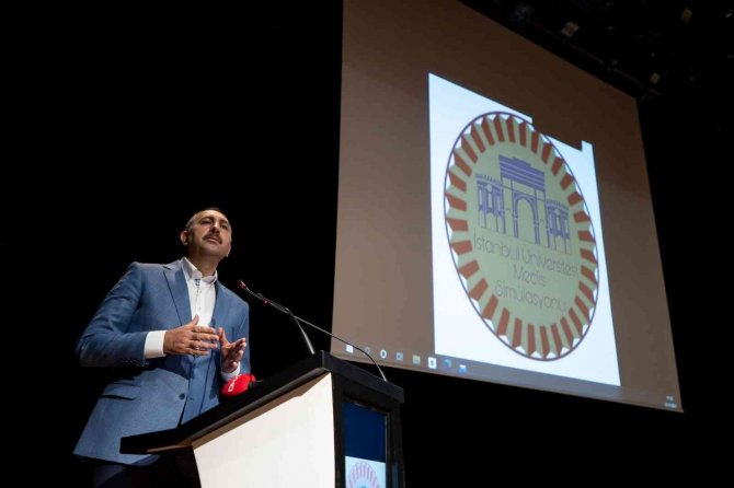 Bakan Abdulhamit Gül’den Gençlere: “Aklınızı Kiraya Vermeyin”