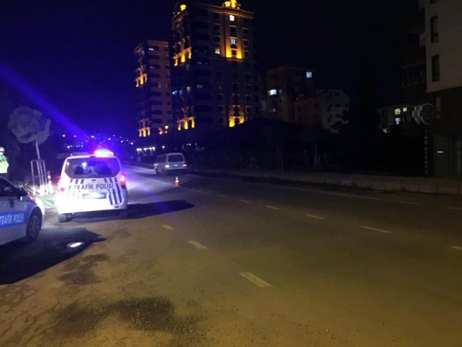 Trabzon’da Uygulama Noktasında Durmayan Otomobil Sürücüsü Trafik Polisine Çarptı