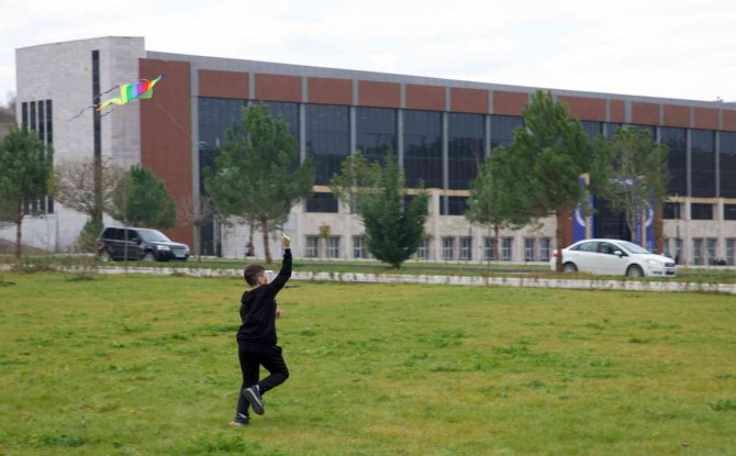 Çocuklar “Uçurtma Şenliği”nde Doyasıya Eğlendi