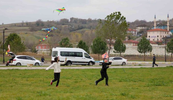 Çocuklar “Uçurtma Şenliği”nde Doyasıya Eğlendi