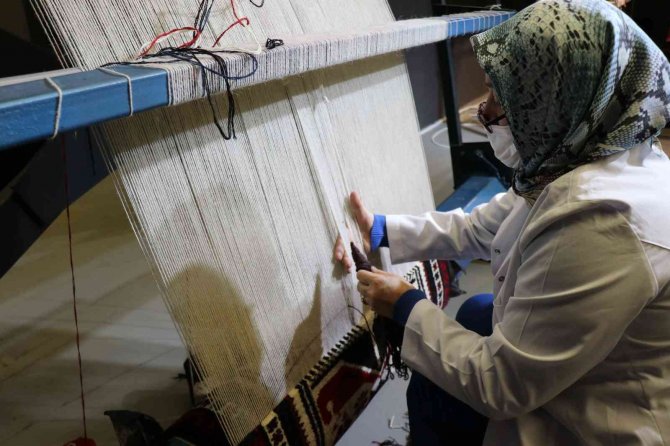 3 Bin Yıllık Tarihe Dayanan Bu Halıların Bir Tanesi 2 Ayda Dokunuyor