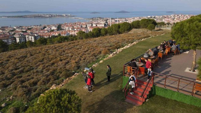 Cennet Tepesi Ayvalıklıların Buluşma Noktası Oldu