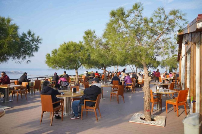 Cennet Tepesi Ayvalıklıların Buluşma Noktası Oldu