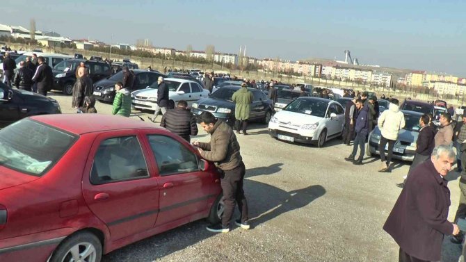 İ̇kinci El Oto Pazarında Yoğunluk
