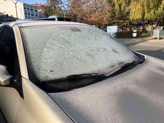 Eskişehir’de Araç Camları Dondu