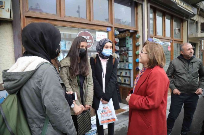 Gaziantep Büyükşehir Belediye Başkanı Şahin Bağlama Çalıp Türkü Söyledi
