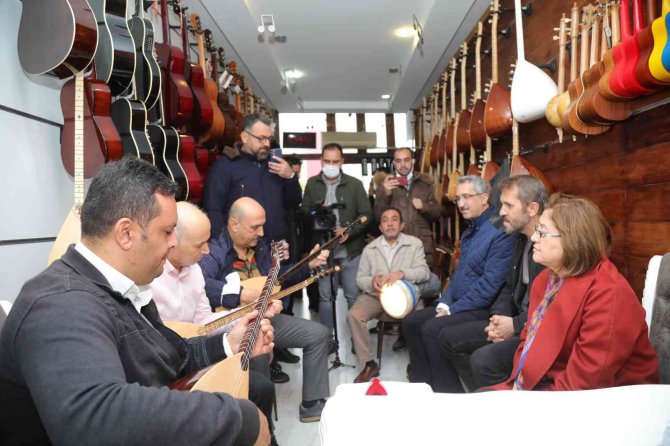 Gaziantep Büyükşehir Belediye Başkanı Şahin Bağlama Çalıp Türkü Söyledi