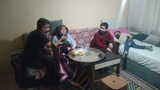 Felç Geçiren Kadın Ve Ailesinin Durumu Yürekleri Sızlatıyor