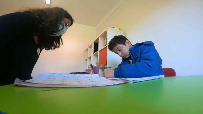 5 Yaşına Kadar Konuşamadı, Şimdi Yazmayı Bile Öğrendi