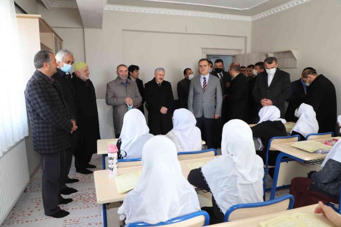 Hakkari’de 42 Hafızın İcazet Merasimi Yapıldı