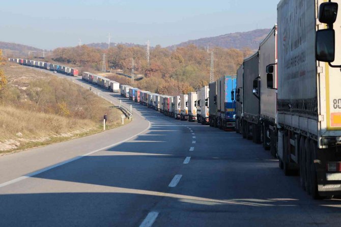 Hamzabeyli’de Tır Kuyruğu 16 Kilometreye Ulaştı