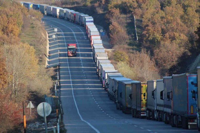 Hamzabeyli’de Tır Kuyruğu 16 Kilometreye Ulaştı