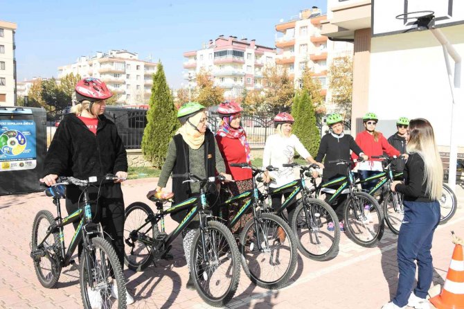 Komek’te Kadınlara Bisiklet Kullanma Eğitimi