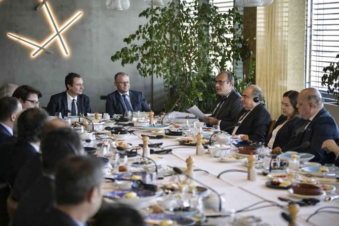 Kosova Başbakan Kurti, Kosova-türkiye Ticaret Odası Üyeleri İle Yatırım Fırsatlarını Görüştü