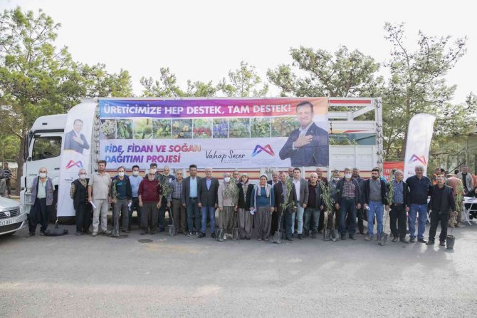 Mersin Büyükşehir Belediyesinden Üreticiye Badem Fidanı Desteği
