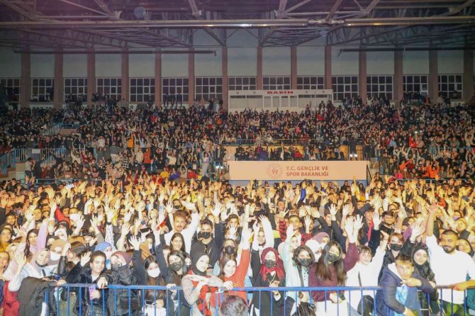 İ̇lyas Yalçıntaş Konserine Büyük İlgi