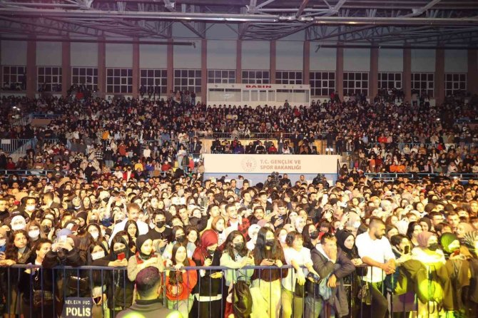 İ̇lyas Yalçıntaş Konserine Büyük İlgi