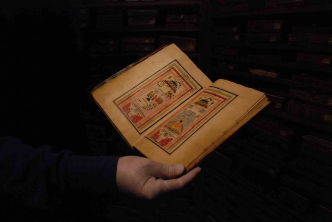 El Yazması Eserlere Eldivenli Koruma