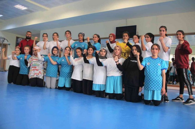 Toprak Sahada Başladıkları Hentbolda 2’nci Lige Yükseldiler
