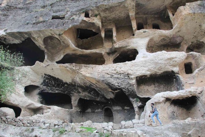 Doğaseverler Gabar Dağı’ndaki 7 Katlı Apartman Mağaraya Hayran Kaldı