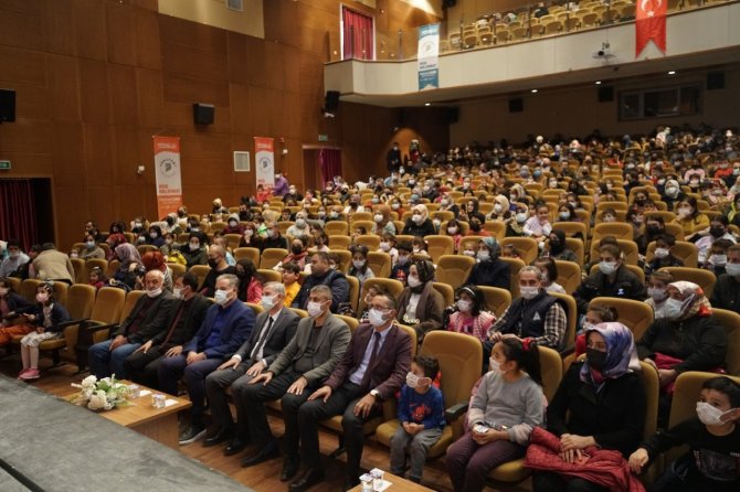 Yeşilyurt’ta ‘Z Takımı’ Müzikal Tiyatro Gösterisi Yoğun İlgi Gördü