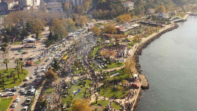 Binlerce Vatandaş Aynı Mangalda Hamsi Pişirdi