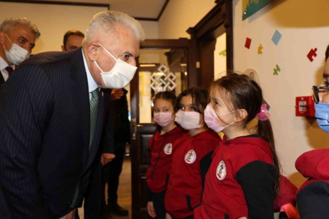 Kütüphane Açılışı Yapan Yıldırım, Çocuklara Hikâye Okuyup, Kitap Hediye Etti