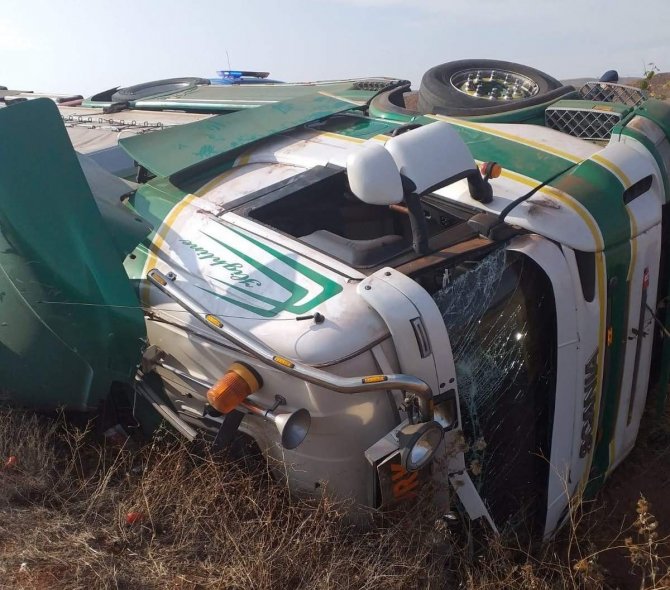 Sebze Yüklü Tır Yan Yattı: 1 Yaralı