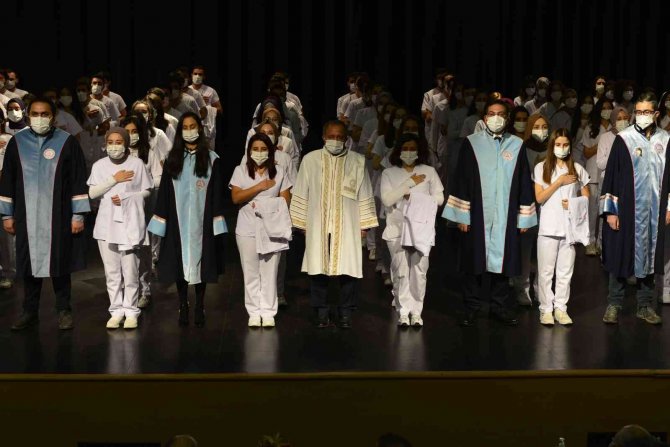 Diş Hekimliği Öğrencilerine Beyaz Önlük Giyme Töreni Yapıldı