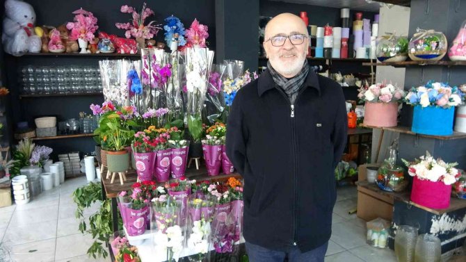 Çiçekçilerde Öğretmenler Günü Mesaisi