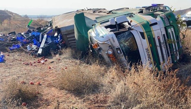 Sebze Yüklü Tır Yan Yattı: 1 Yaralı