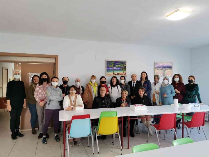 Edremitliler Dayanışma Ve Kültür Derneği’nden Engelli Öğrenciye Destek