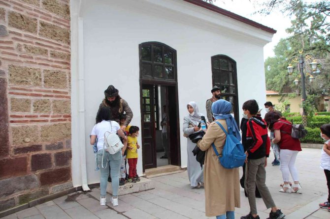 Ertuğrul Gazi Türbesi’ndeki ’Saygı Nöbeti’ni Pür Dikkat İzliyorlar