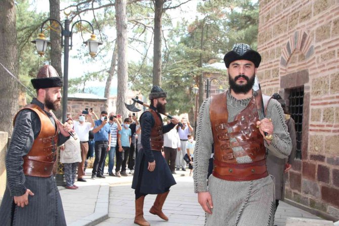 Ertuğrul Gazi Türbesi’ndeki ’Saygı Nöbeti’ni Pür Dikkat İzliyorlar