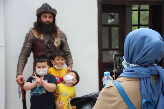 Ertuğrul Gazi Türbesi’ndeki ’Saygı Nöbeti’ni Pür Dikkat İzliyorlar