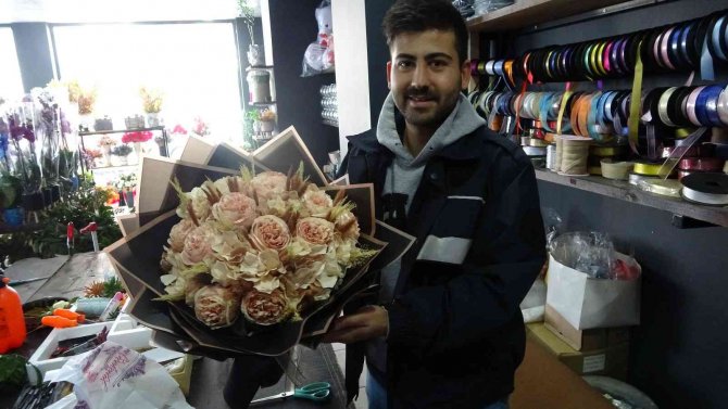 Çiçekçilerde Öğretmenler Günü Mesaisi