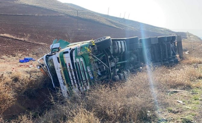 Sebze Yüklü Tır Yan Yattı: 1 Yaralı
