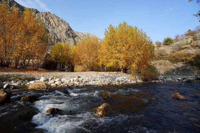 Arapgir’de Sonbahar Doğal Güzelliğiyle Görenleri Hayran Bıraktırıyor