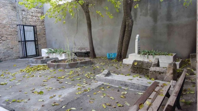 Mardin’de Bir Garip Yapı, Altı Mezarlık Üstü Cami