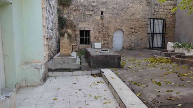 Mardin’de Bir Garip Yapı, Altı Mezarlık Üstü Cami