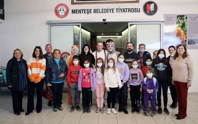 Menteşe Belediye Tiyatrosu Perdeyi Yatağanlı Çocuklar İçin Açtı