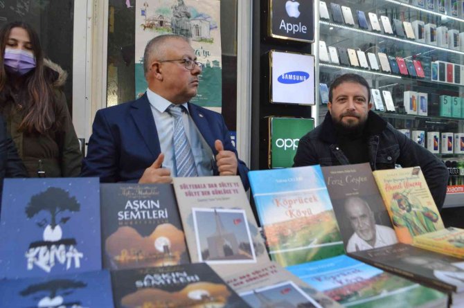 Öğretmen Yazarlar Kitaplarını İmzaladı
