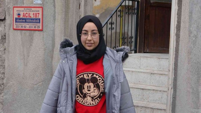 Temizlediği Makineye Kollarını Kaptıran Üniversiteli Sevim, Biyonik Protez İstiyor