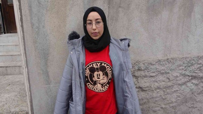 Temizlediği Makineye Kollarını Kaptıran Üniversiteli Sevim, Biyonik Protez İstiyor