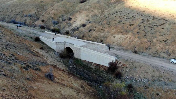 Tarihi Köprü İlginç Mimarisi İle Dikkat Çekiyor