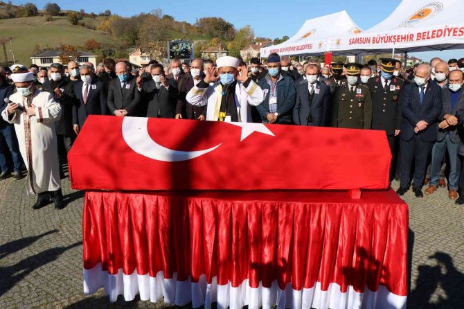 Şehit Polisin Cenaze Namazını Babası Kıldırdı, Sonra Tabutuna Sarılıp Ağladı